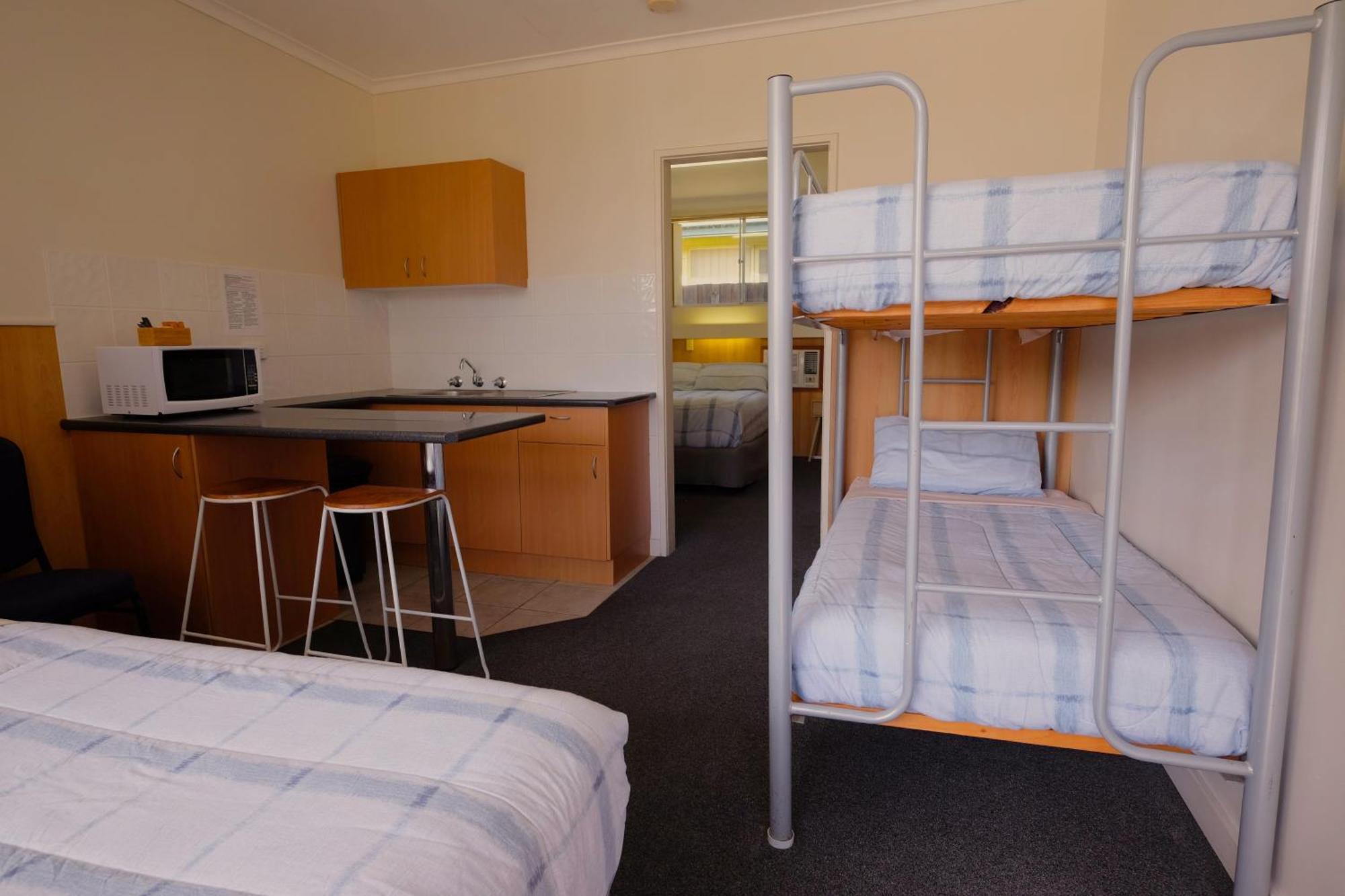 Bamboo Motor Inn Лейкс-Энтранс Экстерьер фото