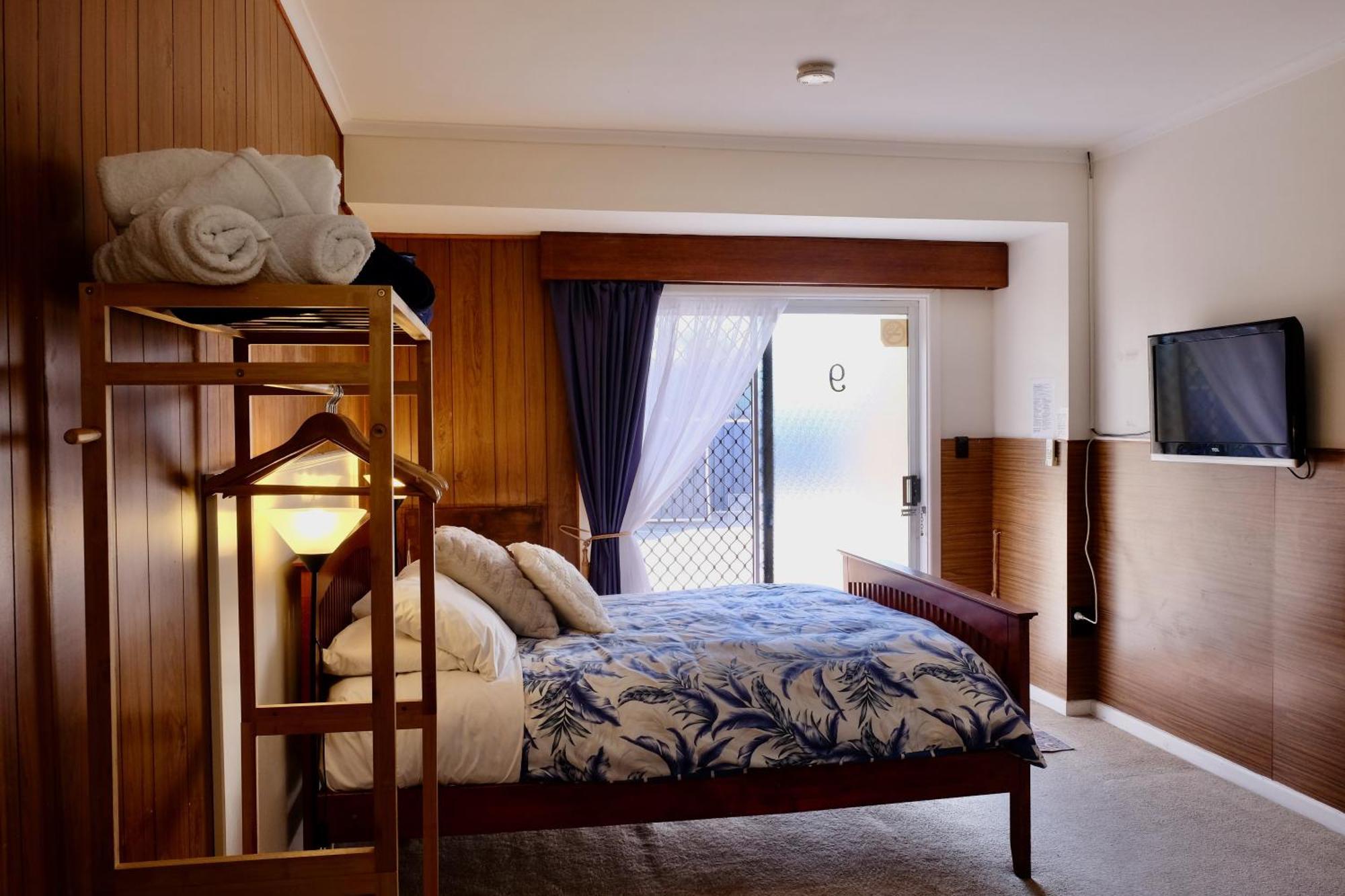 Bamboo Motor Inn Лейкс-Энтранс Экстерьер фото