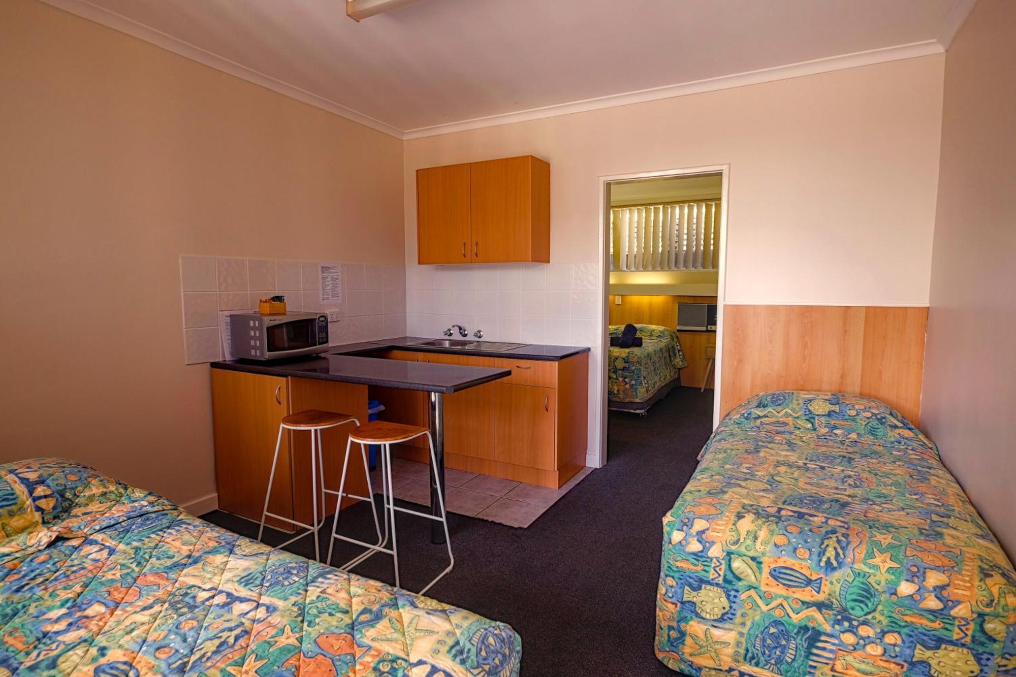 Bamboo Motor Inn Лейкс-Энтранс Экстерьер фото